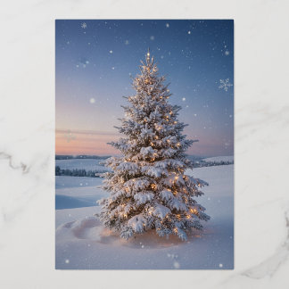 Magischer schneebedeckter Weihnachtsbaum bei Sonne Folien Feiertagskarte