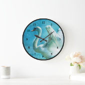 Magischer Schwan während einer Sommer-Dusche Große Wanduhr (Zuhause)