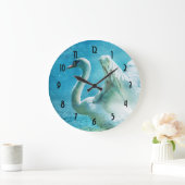 Magischer Schwan während einer Sommerdusche Große Wanduhr (Zuhause)