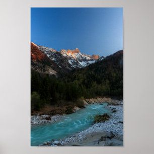 Magischer Sonnenuntergang über Bergen und Fluss Poster