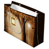 Magischer Wald mit Lichtern Große Geschenktüte (Vorderseite Schrägansicht)