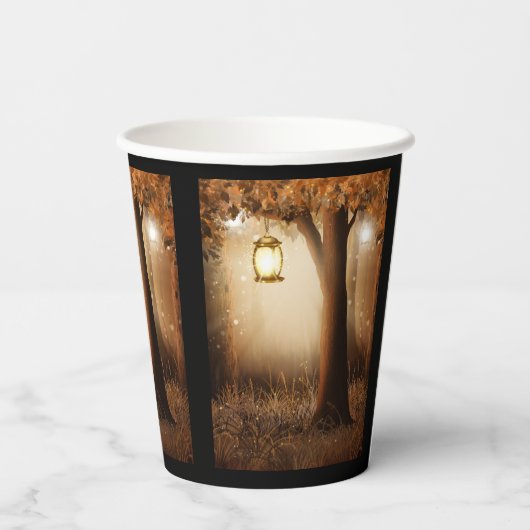 Magischer Wald mit Lichtern Pappbecher (Rückseite)