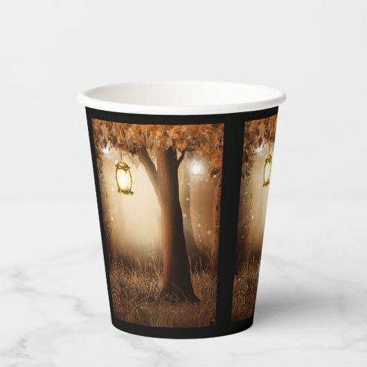 Magischer Wald mit Lichtern Pappbecher (Vorderseite)