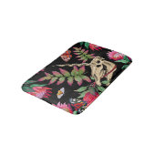 Magischer Wald vereint dunkles Muster. Badematte (Schrägansicht)