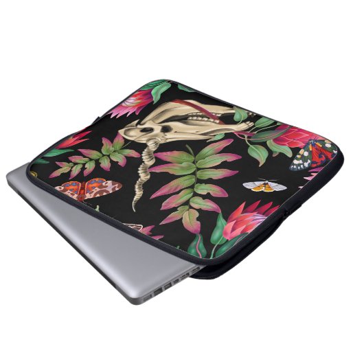 Magischer Wald vereint dunkles Muster. Laptopschutzhülle (Vorne Knopf)