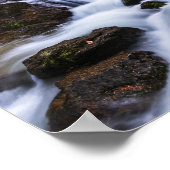 Magischer Wasserfall in der Schlucht Poster (Ecke)