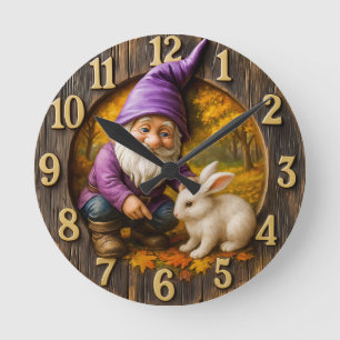 Magischer Zwerg und Kaninchen im Herbstwald Runde Wanduhr