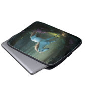 Magisches Einhorn im verzauberten Wald Laptopschutzhülle (Vorne Knopf)