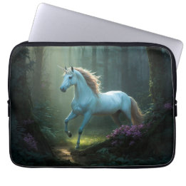 Magisches Einhorn im verzauberten Wald Laptopschutzhülle