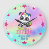 Magisches Einhorn-Panda auf Regenbogenuntergrund Große Wanduhr (Vorderseite)