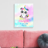 Magisches Einhorn-Panda auf Regenbogenuntergrund Leinwanddruck (Insitu (Wohnzimmer))