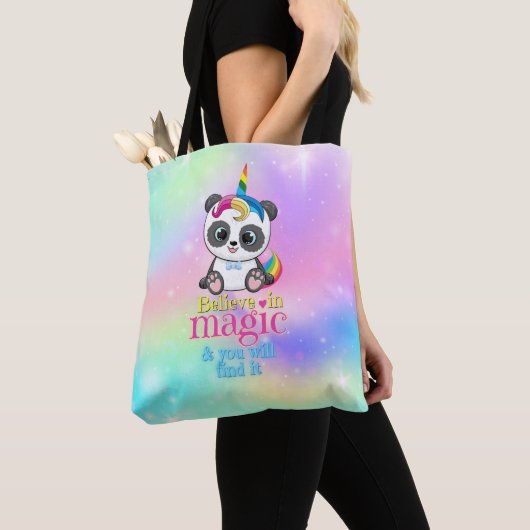 Magisches Einhorn-Panda auf Regenbogenuntergrund Tasche (Von Nahem)