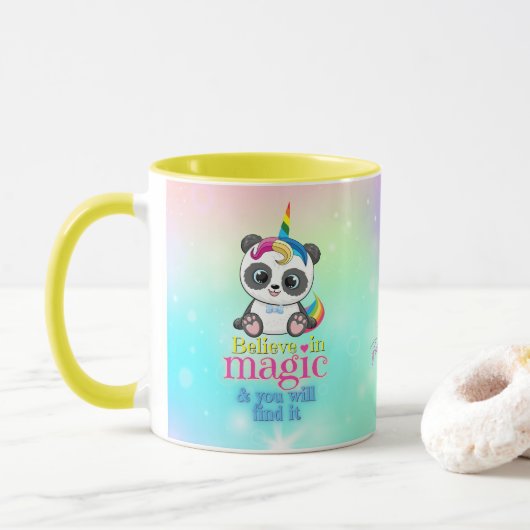 Magisches Einhorn-Panda auf Regenbogenuntergrund Tasse (Mit Donut)