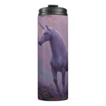 Magisches mystisches Einhorn im verzauberten Walds