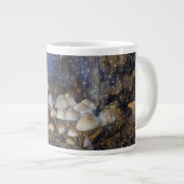 Magisches Pilz Jumbo-Tasse (Vorderseite Rechts)