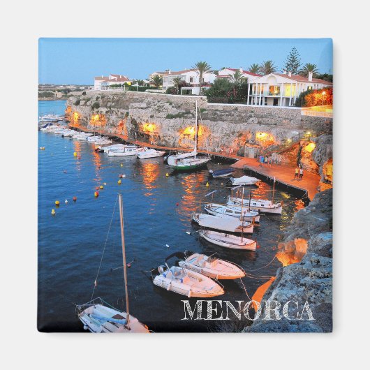 magnet ist Hafen von Castell in Menorca (Vorne)