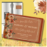 MAGNET Terracotta Floral Elegantes Rett<br><div class="desc">Dieses hübsche Aquarellmotiv mit Terrakotta-Hintergrund und beige-orangefarbenen Blume, umgeben von Grün und goldfarbenem Rahmen, besticht Save the Date durch seine herrliche Lage. Touchs der Kalligraphie sind eine perfekte Ergänzung zu den wunderschönen Blume. Eine schöne Design-Wahl, um den Ton für Ihre Hochzeitsfeier Set. Für jede Design-Frage oder zusätzliche Anpassung und /...</div>