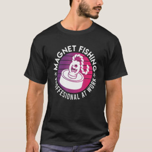 Magnetangeln Profi bei der Arbeit Magnetfischer T-Shirt