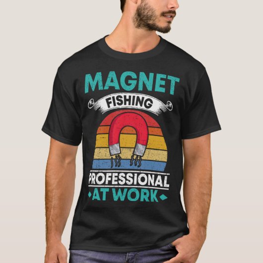 Magnetfischer Profi bei der Arbeit T-Shirt (Vorderseite)