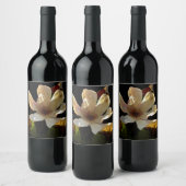 Magnolia Blume auf schwarzem Hintergrund Weinflasc Weinetikett (Flaschen)
