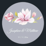 Magnolia Charm Floral Wedding Stickers<br><div class="desc">Diese Hochzeitsaufkleber verfügen über magnolische Blume. Sie können diese Aufkleber mit Ihren Namen und Ihrem Hochzeitstermin personalisieren. Klicken Sie auf die Schaltfläche "Anpassen", um weitere Optionen zu erhalten, wenn Sie die Textgröße ändern oder einen zusätzlichen Text hinzufügen möchten. Diese Aufkleber eignen sich ideal für die Verwendung als Umschlag Aufkleber-Aufkleber oder...</div>