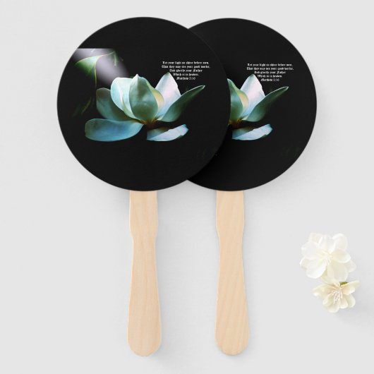 Magnolia Closeup Spotlight Matthew 5:16 Fächer (Vorne und Hinten)