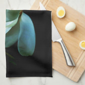 Magnolia Closeup Spotlight Matthew 5:16 Geschirrtuch (Viertel Falte)