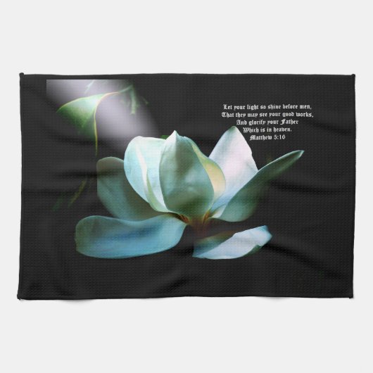 Magnolia Closeup Spotlight Matthew 5:16 Geschirrtuch (Horizontal)