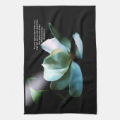 Magnolia Closeup Spotlight Matthew 5:16 Geschirrtuch (Vertikal)