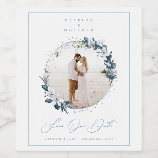 Magnolia & Dusty Blue Circle Foto Save the Date Weinetikett (Einzelnes Label)