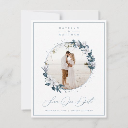 Magnolia Floral & Dusty Blue Circle Gerahmtes Foto Save The Date (Vorderseite)