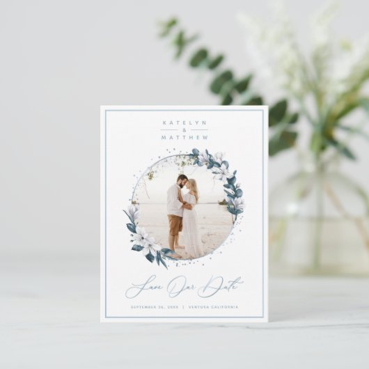 Magnolia Floral & Dusty Blue Circle Gerahmtes Foto Save The Date (Stehend Vorderseite)