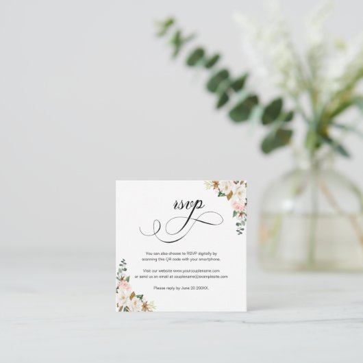 Magnolia floral Script QR Code Wedding RSVP Card Begleitkarte (Stehend Vorderseite)