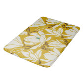 Magnolia graphic in mustard pattern badematte (Schrägansicht)