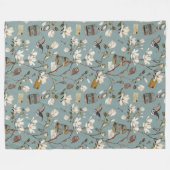 Magnolia Grove with Owls in Duck egg blue Fleecedecke (Vorderseite (Horizontal))