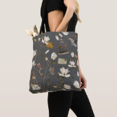 Magnolia Grove with Owls in Grey Tasche (Von Nahem)