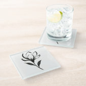 Magnolia im Tintenstil - Elegantes Blumendesign au Glasuntersetzer (Schrägansicht)