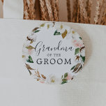 Magnolia Oma des Groom-Brautparty Button<br><div class="desc">Diese magnolische Oma des Bräutigam-Brautparty-Knopfes ist perfekt für einen modernen klassischen Polterabend. Das weiche Blumendesign besticht durch die blau-farbenen Rosa-Bäckereien,  die atemberaubenden magnolischen Blume und die Baumwolle mit goldenen und grünen Blätter in einem luxuriösen Ambiente.</div>