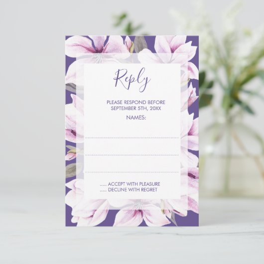 Magnolia Violet Floral Wedding Repards RSVP Karte (Stehend Vorderseite)