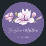 Magnolia Violet Floral Wedding Stickers<br><div class="desc">Diese Hochzeitsaufkleber zeichnen sich durch magnolische Blume auf lila Hintergrund aus. Sie können diese Aufkleber mit Ihren Namen und Ihrem Hochzeitstermin personalisieren. Klicken Sie auf die Schaltfläche "Anpassen", um weitere Optionen zu erhalten, wenn Sie die Textgröße ändern oder einen zusätzlichen Text hinzufügen möchten. Diese Aufkleber eignen sich ideal für die...</div>