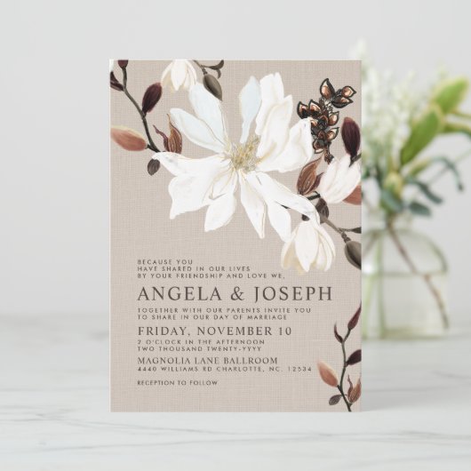 Magnolias-Burlap blühen| Braun Hochzeit Einladung (Stehend Vorderseite)