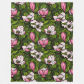 Magnolie blühend auf dunkelgrüner Fleecedecke (Vorderseite)