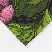 Magnolie blühend auf dunkelgrüner Fleecedecke (Ecke)