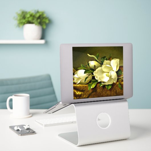 Magnolien auf goldenem Samttuch Aufkleber (Laptop auf Schreibtisch)