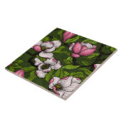 Magnolien blühen auf dunkelgrün fliese (Seite)