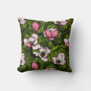 Magnolien blühen auf dunkelgrün kissen