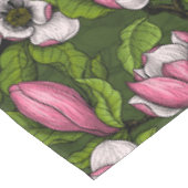 Magnolien blühen auf dunkelgrün tischdecke (Schrägansicht)