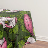 Magnolien blühen auf dunkelgrün tischdecke (Beispiel)