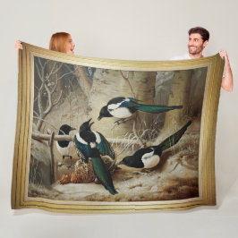 Magpies Rund um eine tote Capercaillie Fleecedecke