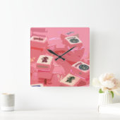 Mah Jongg Tiles Clock in Pink Quadratische Wanduhr (Zuhause)